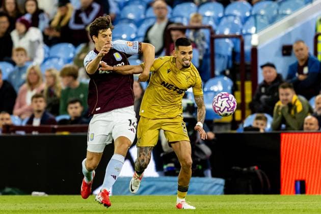 Aston Villa v Crystal Palace Premier League 31 08 2025. Crystal Palace defender Daniel Munoz (2) battles for possession with Aston Villa defender Pau Torres (14) during the Premier League match between Aston Villa and Crystal Palace at Villa Park, Birmingham, England on 31 August 2025. Birmingham Villa Park West Midlands England Editorial use only DataCo restrictions apply See www.football-dataco.com , Copyright: xManjitxNarotrax PSI-22724-0205