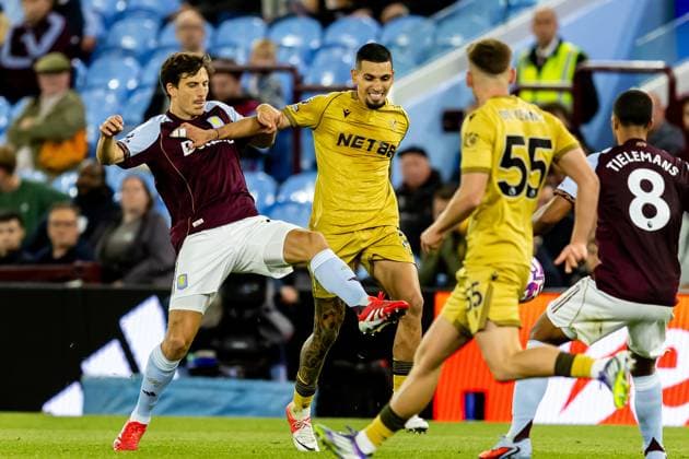 Aston Villa v Crystal Palace Premier League 31 08 2025. Crystal Palace defender Daniel Munoz (2) battles for possession with Aston Villa defender Pau Torres (14) during the Premier League match between Aston Villa and Crystal Palace at Villa Park, Birmingham, England on 31 August 2025. Birmingham Villa Park West Midlands England Editorial use only DataCo restrictions apply See www.football-dataco.com , Copyright: xManjitxNarotrax PSI-22724-0206