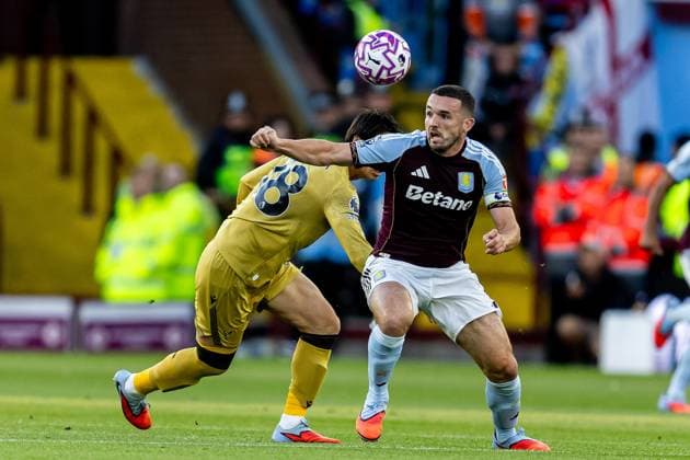 Aston Villa v Crystal Palace Premier League 31 08 2025. Aston Villa midfielder John McGinn (7) battles for possession wih Crystal Palace midfielder Daichi Kamada (18) during the Premier League match between Aston Villa and Crystal Palace at Villa Park, Birmingham, England on 31 August 2025. Birmingham Villa Park West Midlands England Editorial use only DataCo restrictions apply See www.football-dataco.com , Copyright: xManjitxNarotrax PSI-22724-0168