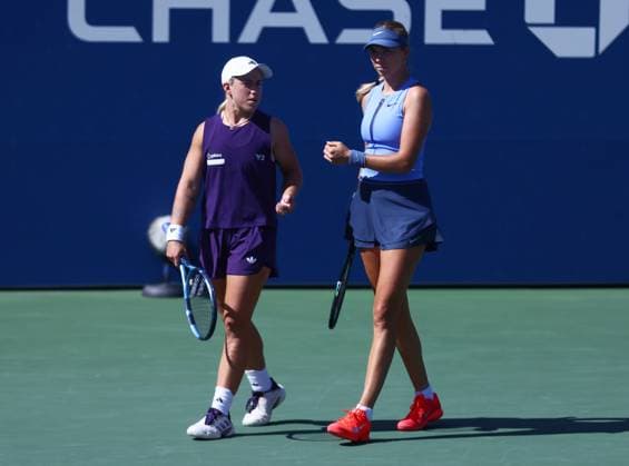 2025 US Open Tennis Championships, Day Eight, Billy Jean-King Tennis Centre, Flushing Meadows, New York, USA, 31 08 2025 Katie Boulter (GBR) partnered by Sonay Kartal (GBR) in action during their second round Womens doubles match against Ekaterina Alexandrova and Shuai Zhang (CHN) in the 2025 US Open at Flushing Meadows New York Billy Jean King Tennis Centre, Flushing Meadows New York USA Copyright: xMarkxGreenwoodx