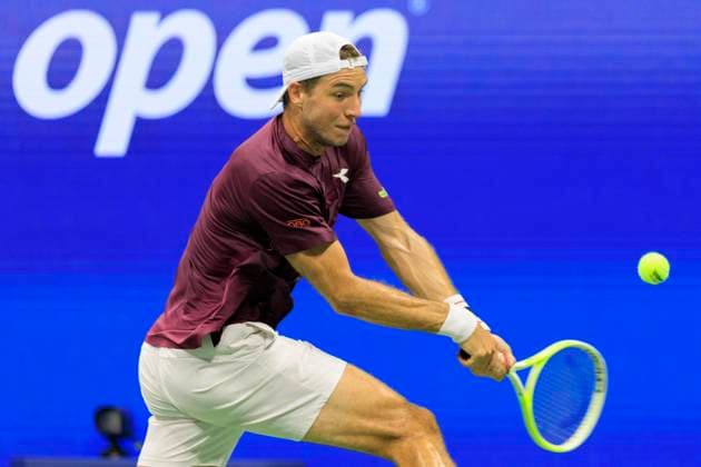 August 31, 2025, Flushing Meadows, New York, USA: Jan-Lennard Struff hits a double backhand return during a match against Novak Djokovic on Day 8 of the 2025 US Open at USTA Billie Jean King National Tennis Center on Sunday August 31, 2025 in the Flushing neighborhood of the Queens borough of New York City. JAVIER ROJAS PI Flushing Meadows USA - ZUMAp124 20250831_zaa_p124_163 Copyright: xJavierxRojasx