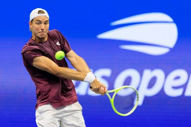 August 31, 2025, Flushing Meadows, New York, USA: Jan-Lennard Struff hits a double backhand return during a match against Novak Djokovic on Day 8 of the 2025 US Open at USTA Billie Jean King National Tennis Center on Sunday August 31, 2025 in the Flushing neighborhood of the Queens borough of New York City. JAVIER ROJAS PI Flushing Meadows USA - ZUMAp124 20250831_zaa_p124_161 Copyright: xJavierxRojasx