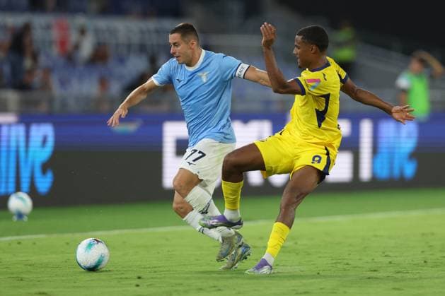 CALCIO - Serie A - SS Lazio vs Hellas Verona FC Rome, Italy 31 August, 2025: Adam Marusic of Lazio, Amin Sarr of Verona seen in action during the Serie A Enilive 2025-2026, day 2, football match between SS Lazio and Hellas Verona at Olympic Stadium. Rome Italy  Copyright: xIPAxSport ABACAx