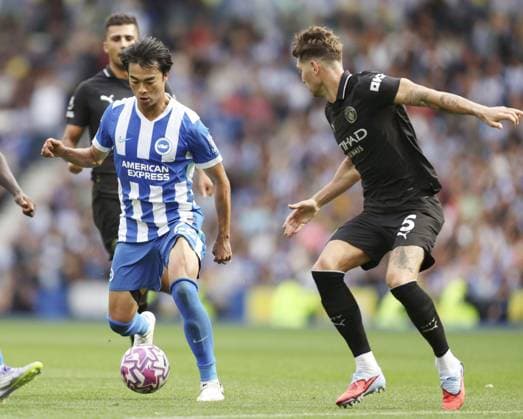 Football: Premier League Brighton s Kaoru Mitoma (L) controls the ball during the second half of an English Premier League football match against Manchester City on Aug. 31, 2025, in Brighton, England.  A14AA0004807472P