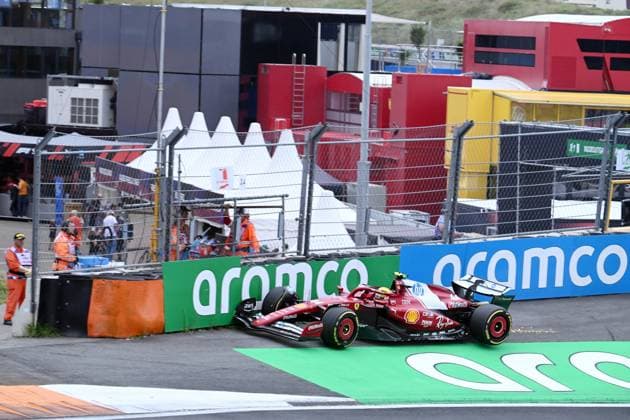 31.08.2025, xrarjax, Motorsport FIA Formel 1, 2025 Dutch Grand Prix v.l. Lewis Hamilton (Ferrari) Startnummer 44 crasht seinen wagen in die Bande Unfall Crash Zandvoort