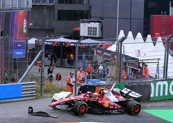 31.08.2025, xrarjax, Motorsport FIA Formel 1, 2025 Dutch Grand Prix v.l. Lewis Hamilton (Ferrari) Startnummer 44 crasht seinen wagen in die Bande Unfall Crash Zandvoort
