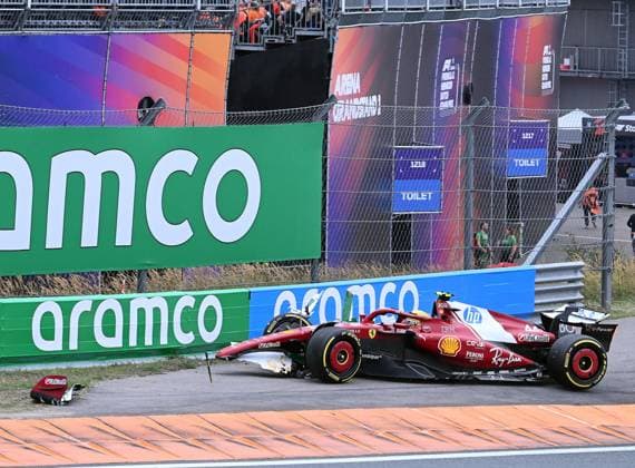 31.08.2025, xrarjax, Motorsport FIA Formel 1, 2025 Dutch Grand Prix v.l. Lewis Hamilton (Ferrari) Startnummer 44 crasht seinen wagen in die Bande Unfall Crash Zandvoort