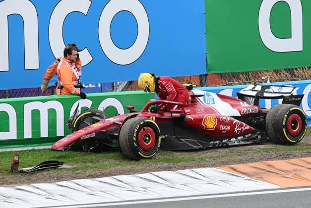 31.08.2025, xrarjax, Motorsport FIA Formel 1, 2025 Dutch Grand Prix v.l. Lewis Hamilton (Ferrari) Startnummer 44 crasht seinen wagen in die Bande Unfall Crash Zandvoort