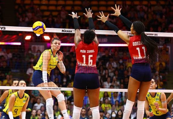 (250901) -- BANGKOK, Sept. 1, 2025 -- Rosamaria Montibeller (L) of Brazil spikes the ball during the Round of 16 match between Brazil and the Dominican Republic at the Volleyball Women s World Championship, WM, Weltmeisterschaft in Bangkok, Thailand, Aug. 31, 2025. ) (SP)THAILAND-BANGKOK-VOLLEYBALL-WOMEN S WORLD CHAMPIONSHIP-BRAZIL VS THE DOMINICAN REPUBLIC SunxWeitong 