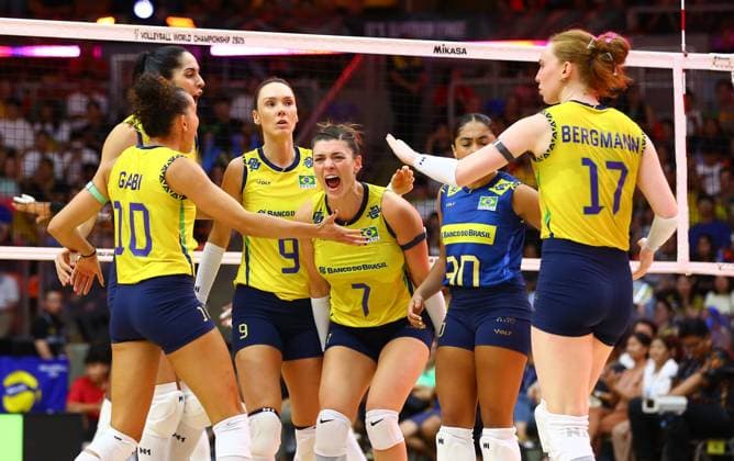 (250901) -- BANGKOK, Sept. 1, 2025 -- Players of Brazil celebrate scoring during the Round of 16 match between Brazil and the Dominican Republic at the Volleyball Women s World Championship, WM, Weltmeisterschaft in Bangkok, Thailand, Aug. 31, 2025. ) (SP)THAILAND-BANGKOK-VOLLEYBALL-WOMEN S WORLD CHAMPIONSHIP-BRAZIL VS THE DOMINICAN REPUBLIC SunxWeitong 