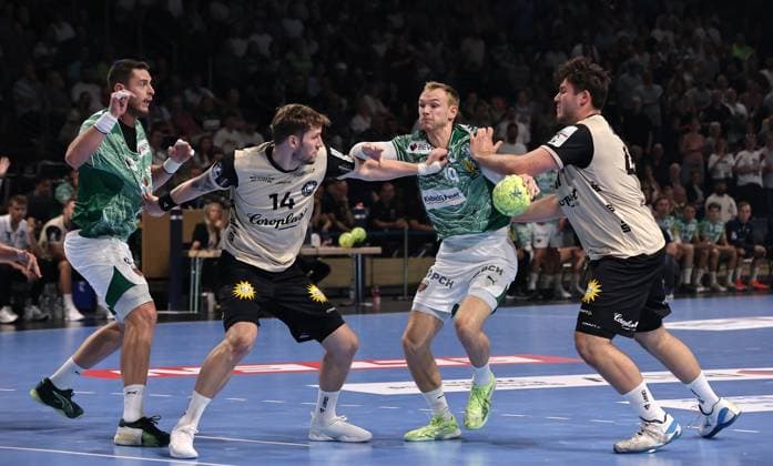 Mijajlo Marsenic, Gerdas Babarskas, Mathias Gidsel am Ball, Aron Seesing Zweikampf Spielszene Aktion Handball HBL Bundesliga Herren 1.Spieltag Saison 2025 2026 31.08.2025 Füchse Berlin vs. Bergischer HC