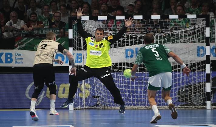 Noah Beyer erzielt ein Tor gegen Torwart Dejan Milosavljev Zweikampf Spielszene Aktion Handball HBL Bundesliga Herren 1.Spieltag Saison 2025 2026 31.08.2025 Füchse Berlin vs. Bergischer HC