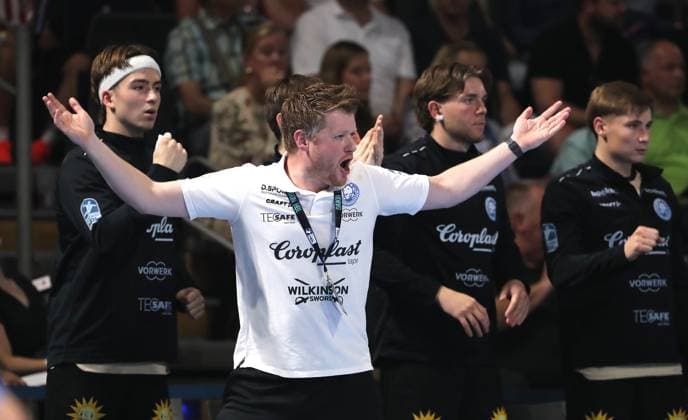 Trainer Markus Pütz schimpft gestikulierend Aktion Oberkörper Handball HBL Bundesliga Herren 1.Spieltag Saison 2025 2026 31.08.2025 Füchse Berlin vs. Bergischer HC