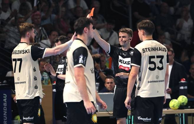 rote Karte für Johannes Wasielewski Aktion Oberkörper Handball HBL Bundesliga Herren 1.Spieltag Saison 2025 2026 31.08.2025 Füchse Berlin vs. Bergischer HC