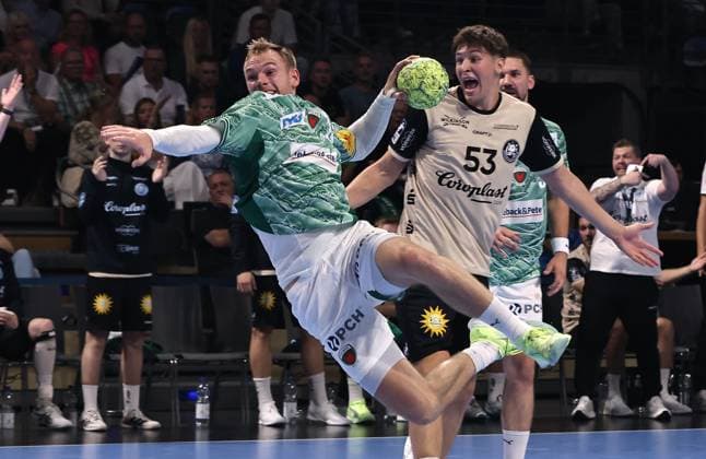 Mathias Gidsel am Ball, Sören Steinhaus Zweikampf Spielszene Aktion Handball HBL Bundesliga Herren 1.Spieltag Saison 2025 2026 31.08.2025 Füchse Berlin vs. Bergischer HC