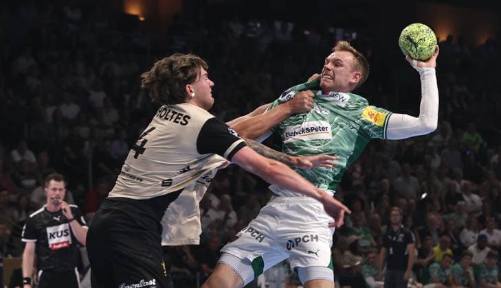 Lars Mitchell Kooij, Elias Scholtes, Mathias Gidsel Zweikampf Spielszene Aktion Handball HBL Bundesliga Herren 1.Spieltag Saison 2025 2026 31.08.2025 Füchse Berlin vs. Bergischer HC