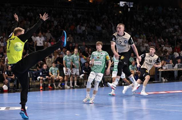 Noah Beyer erzielt ein Tor gegen Torwart Lasse Ludwig Zweikampf Spielszene Aktion Handball HBL Bundesliga Herren 1.Spieltag Saison 2025 2026 31.08.2025 Füchse Berlin vs. Bergischer HC