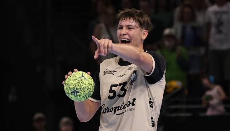 Sören Steinhaus am Ball zeigend, gestikulierend Aktion Oberkörper Handball HBL Bundesliga Herren 1.Spieltag Saison 2025 2026 31.08.2025 Füchse Berlin vs. Bergischer HC
