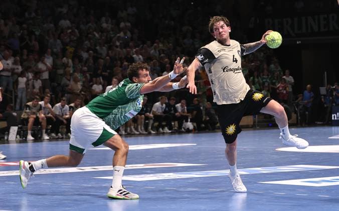 Lukas Herburger, Elias Scholtes am Ball Zweikampf Spielszene Aktion Handball HBL Bundesliga Herren 1.Spieltag Saison 2025 2026 31.08.2025 Füchse Berlin vs. Bergischer HC