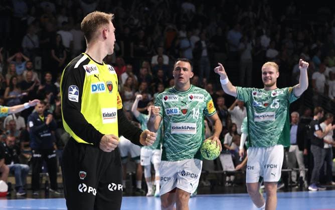 Torwart Lasse Ludwig, Aitor Arino, Matthes Langhoff jubelt nach Spielende Freude Emotion Jubel Handball HBL Bundesliga Herren 1.Spieltag Saison 2025 2026 31.08.2025 Füchse Berlin vs. Bergischer HC
