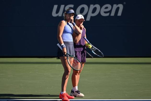 (250901) -- NEW YORK, Sept. 1, 2025 -- Katie Boulter (L) Sonay Kartal of Britain react during the women s doubles second round match against Zhang Shuai of China Ekaterina Alexandrova of Russia at the 2025 US Open tennis championships in New York, the United States, Aug. 31, 2025. ) (SP)U.S.-NEW YORK-TENNIS-US OPEN-WOMEN S DOUBLES-SECOND ROUND LixRui 