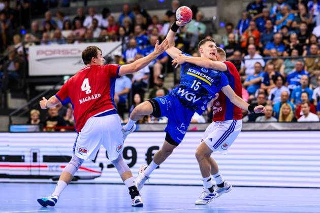 TVB Stuttgart - HSV Hamburg Handball: 1. Bundesliga, Herren, Saison 2025 2026, TVB Stuttgart - HSV Hamburg, Porsche Arena. Stuttgarts Simone Mengon (M) in Aktion gegen Hamburgs Andreas Magaard (l). Stuttgart Porsche Arena Baden-Württemberg Deutschland