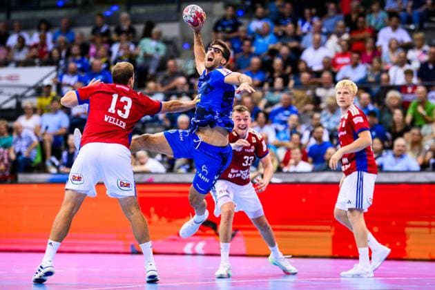 TVB Stuttgart - HSV Hamburg Handball: 1. Bundesliga, Herren, Saison 2025 2026, TVB Stuttgart - HSV Hamburg, Porsche Arena. Stuttgarts Antonio Serradilla (2.v.l) in Aktion gegen Hamburgs Niklas Weller (l) und Hamburgs Moritz Sauter (2.v.r). Stuttgart Porsche Arena Baden-Württemberg Deutschland