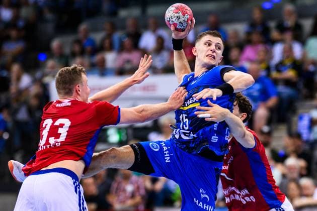 TVB Stuttgart - HSV Hamburg Handball: 1. Bundesliga, Herren, Saison 2025 2026, TVB Stuttgart - HSV Hamburg, Porsche Arena. Stuttgarts Simone Mengon (M) in Aktion gegen Hamburgs Moritz Sauter (l). Stuttgart Porsche Arena Baden-Württemberg Deutschland