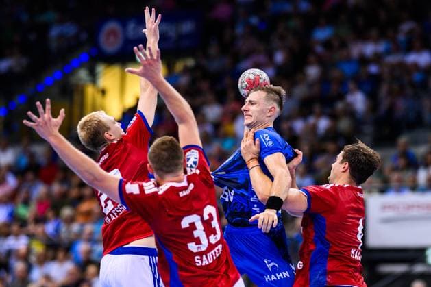 TVB Stuttgart - HSV Hamburg Handball: 1. Bundesliga, Herren, Saison 2025 2026, TVB Stuttgart - HSV Hamburg, Porsche Arena. Stuttgarts Simone Mengon (2.v.r) in Aktion gegen Hamburgs Einar Olafsson (l-r), Hamburgs Moritz Sauter und Hamburgs Andreas Magaard. Stuttgart Porsche Arena Baden-Württemberg Deutschland