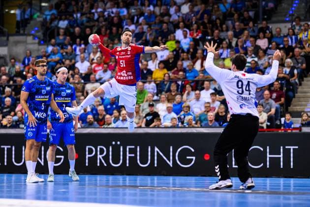 TVB Stuttgart - HSV Hamburg Handball: 1. Bundesliga, Herren, Saison 2025 2026, TVB Stuttgart - HSV Hamburg, Porsche Arena. Hamburgs Casper Mortensen (l) in Aktion gegen Stuttgarts Torwart Daniel Rebmann (r). Stuttgart Porsche Arena Baden-Württemberg Deutschland
