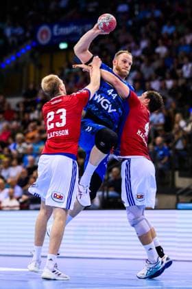 TVB Stuttgart - HSV Hamburg Handball: 1. Bundesliga, Herren, Saison 2025 2026, TVB Stuttgart - HSV Hamburg, Porsche Arena. Stuttgarts Lenny Rubin (M) in Aktion gegen Hamburgs Einar Olafsson (l) und Hamburgs Andreas Magaard (r). Stuttgart Porsche Arena Baden-Württemberg Deutschland