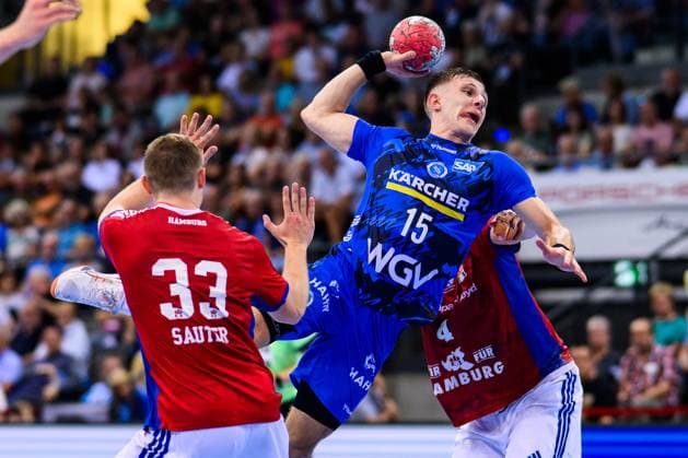 TVB Stuttgart - HSV Hamburg Handball: 1. Bundesliga, Herren, Saison 2025 2026, TVB Stuttgart - HSV Hamburg, Porsche Arena. Stuttgarts Simone Mengon (M) in Aktion gegen Hamburgs Moritz Sauter (l) und Hamburgs Andreas Magaard (r). Stuttgart Porsche Arena Baden-Württemberg Deutschland
