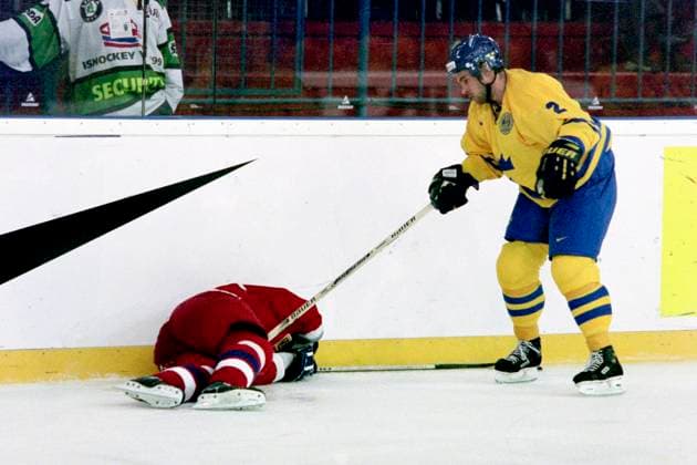 990510 Ishockey, VM, Sverige - Tjeckien, 0-2: Christer Olsson, Sverige. *** 990510 Ice Hockey, World Championship, Sweden Czech Republic, 0 2 Christer Olsson, Sweden  Copyright: BILDBYRAN BB990510BB009