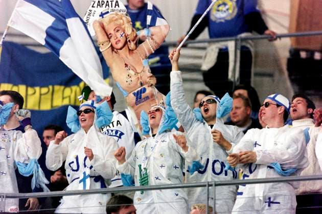 990512 Ishockey, VM, Semifinal 1, Sverige - Finland, 1-3: Finska fans pa läktaren. *** 990512 Ice Hockey, World Championship, Semifinal 1, Sweden Finland, 1 3 Finnish fans in the stands  Copyright: BILDBYRAN BB990512BB019