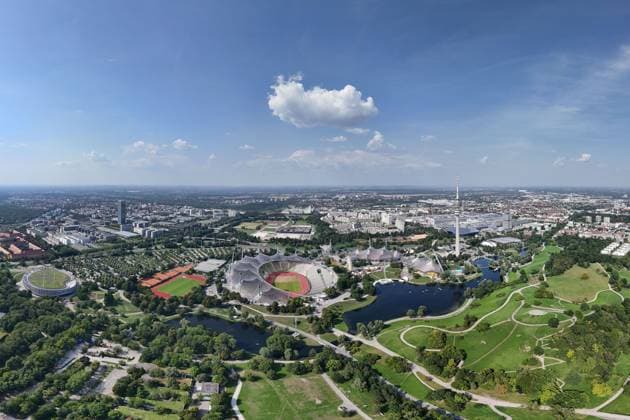 Muenchen will sich um die Olympischen Spiele bewerben und nach 1972 erneut Sommerspiele austragen.Olympiabewerbung. Uebersicht Olympiapark mit Olympiastadion,Olympia-Schwimmhalle und Olympiahalle im Olympiapark in Muenchen,Dach,Dachkonstruktion, Zeltdach,Totale.Sportstaetten.
