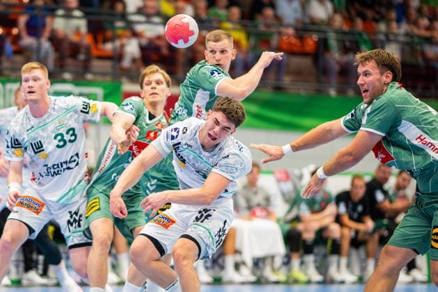 31.08.2025 - Handball, 2025 2026, 1. Bundesliga, 1. Spieltag, GWD Minden - Frisch auf Göppingen: (L-R) Ymir Oern Gislason (Göppingen), Karolis Antanavicius (Minden), Elias Newel (Göppingen), Tom Bergner (Minden)
