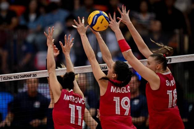 US v Canada - FIVB Women’s World Volleyball Championship BANGKOK, THAILAND - SEPTEMBER 01: Andrea Mitrovic (11), Emily Maglio (19 ) and Anna Smrek (18) of Canada in action during the FIVB Women s World Volleyball Championship match between US and Canada at Huamark Indoor Stadium in Bangkok, Thailand on September, 2025. Mustafa Hatipoglu Anadolu Banghok Thailand. Editorial use only. Please get in touch for any other usage.  Copyright: x2025xAnadoluxMustafaxHatipoglux
