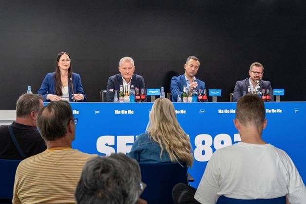 Fussball, Herren, Saison 2025 26, 2. Bundesliga, Hertha BSC, Pressekonferenz zur Vorstellung des neuen Geschäftsführers, im Bild: v.l. Pressesprecherin Vera Krings (Hertha BSC), Geschäftsführer Dr. Peter Görlich (Hertha BSC), Geschäftsführer Ralf Huschen (Hertha BSC), Präsident Fabian Drescher (Hertha BSC), 01.09. 2025,