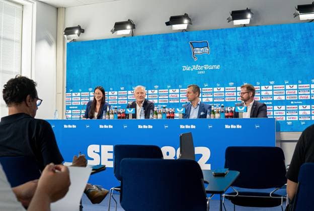 Fussball, Herren, Saison 2025 26, 2. Bundesliga, Hertha BSC, Pressekonferenz zur Vorstellung des neuen Geschäftsführers, im Bild: v.l. Pressesprecherin Vera Krings (Hertha BSC), Geschäftsführer Dr. Peter Görlich (Hertha BSC), Geschäftsführer Ralf Huschen (Hertha BSC), Präsident Fabian Drescher (Hertha BSC), 01.09. 2025,