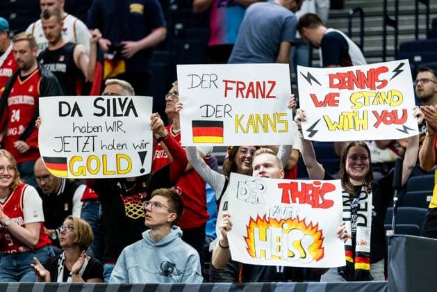 FIBA EuroBasket 2025: Deutschland - Grossbritannien; 01.09.2025 Fans mit Plakaten Da Silva haben WIR, JETZT holen wir GOLD! Der Franz der Kanns Dennis we stand with you Der Theiss läuft heiss FIBA EuroBasket 2025: Deutschland - Grossbritannien, Tampere, Nokia Arena am 01.09.2025 Copyright: xBEAUTIFULxSPORTS Wunderlx