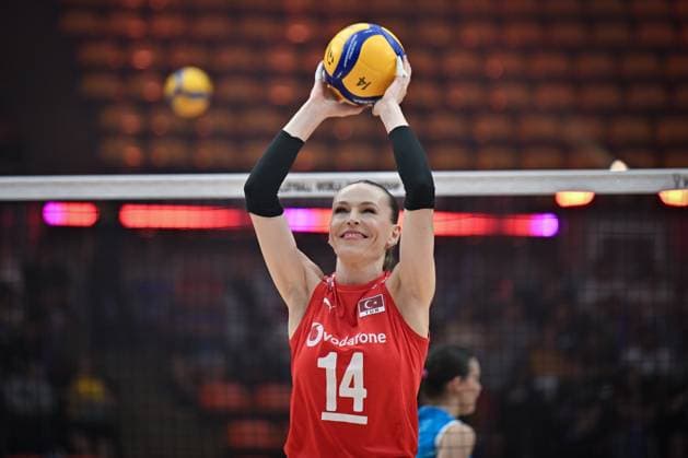 Turkiye v Slovenia - FIVB Women’s World Volleyball Championship BANGKOK, THAILAND - SEPTEMBER 01: Eda Erdem Dundar of Turkiye warms up prior to the FIVB Women’s World Volleyball Championship match between Turkiye and Slovenia at Huamark Indoor Stadium in Bangkok, Thailand, on September 01, 2025. Mustafa Hatipoglu Anadolu Banghok Thailand. Editorial use only. Please get in touch for any other usage.  Copyright: x2025xAnadoluxMustafaxHatipoglux