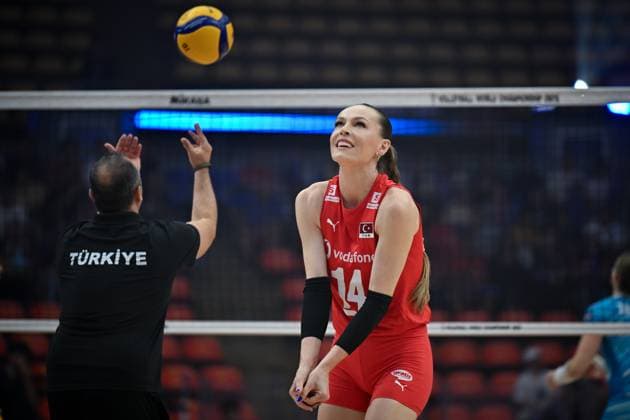 Turkiye v Slovenia - FIVB Women’s World Volleyball Championship BANGKOK, THAILAND - SEPTEMBER 01: Eda Erdem Dundar of Turkiye warms up prior to the FIVB Women’s World Volleyball Championship match between Turkiye and Slovenia at Huamark Indoor Stadium in Bangkok, Thailand, on September 01, 2025. Mustafa Hatipoglu Anadolu Banghok Thailand. Editorial use only. Please get in touch for any other usage.  Copyright: x2025xAnadoluxMustafaxHatipoglux
