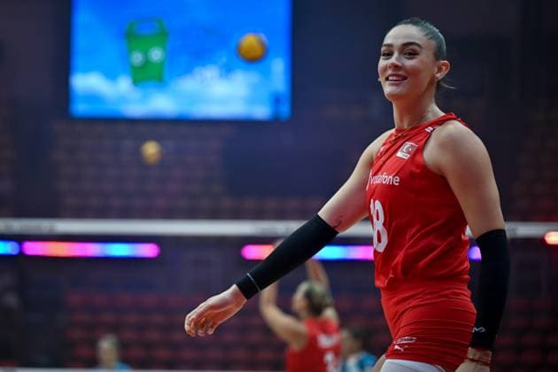 Turkiye v Slovenia - FIVB Women’s World Volleyball Championship BANGKOK, THAILAND - SEPTEMBER 01: Zehra Gunes of Turkiye warms up prior to the FIVB Women’s World Volleyball Championship match between Turkiye and Slovenia at Huamark Indoor Stadium in Bangkok, Thailand, on September 01, 2025. Mustafa Hatipoglu Anadolu Banghok Thailand. Editorial use only. Please get in touch for any other usage.  Copyright: x2025xAnadoluxMustafaxHatipoglux