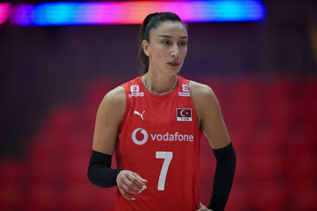 Turkiye v Slovenia - FIVB Women’s World Volleyball Championship BANGKOK, THAILAND - SEPTEMBER 01: Hande Baladin of Turkiye warms up prior to the FIVB Women’s World Volleyball Championship match between Turkiye and Slovenia at Huamark Indoor Stadium in Bangkok, Thailand, on September 01, 2025. Mustafa Hatipoglu Anadolu Banghok Thailand. Editorial use only. Please get in touch for any other usage.  Copyright: x2025xAnadoluxMustafaxHatipoglux