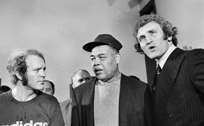 Boxing - Joe Bugner (England) v Rudi Lubbers (Holland) Pre fight training session at the Royal Albert hall - London 16 01 1973 USA s Joe Louis - Ex World Heavyweight Champion from 1937 to 1949 with the two fighters, Holland s Rudi Lubbers (left) and Joe Bugner (right) 