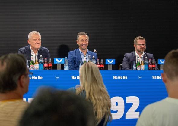 Fussball, Herren, Saison 2025 26, 2. Bundesliga, Hertha BSC, Pressekonferenz zur Vorstellung des neuen Geschäftsführers, im Bild: v.l. Geschäftsführer Dr. Peter Görlich (Hertha BSC), Geschäftsführer Ralf Huschen (Hertha BSC), Präsident Fabian Drescher (Hertha BSC), 01.09. 2025,