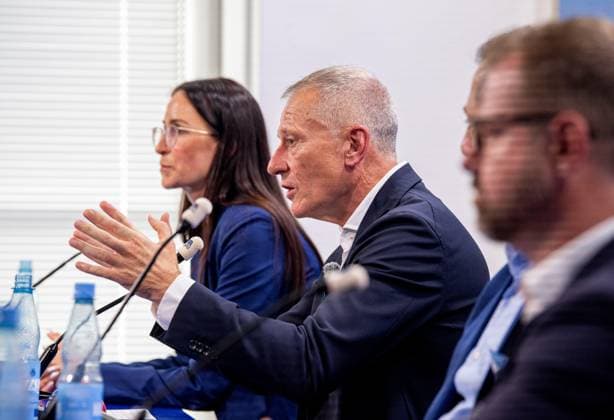 Fussball, Herren, Saison 2025 26, 2. Bundesliga, Hertha BSC, Pressekonferenz zur Vorstellung des neuen Geschäftsführers, im Bild: v.l. Pressesprecherin Vera Krings (Hertha BSC), Geschäftsführer Dr. Peter Görlich (Hertha BSC), Präsident Fabian Drescher (Hertha BSC), 01.09. 2025,