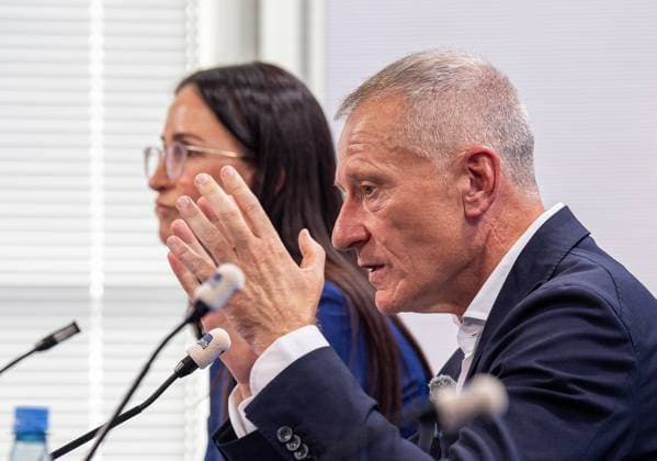 Fussball, Herren, Saison 2025 26, 2. Bundesliga, Hertha BSC, Pressekonferenz zur Vorstellung des neuen Geschäftsführers, im Bild: v.l. Pressesprecherin Vera Krings (Hertha BSC), Geschäftsführer Dr. Peter Görlich (Hertha BSC), 01.09. 2025,