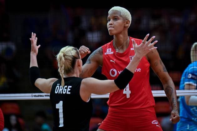Turkiye v Slovenia - FIVB Women’s World Volleyball Championship BANGKOK, THAILAND - SEPTEMBER 01: Melissa Teresa Vargas (4) and Gizem Orge (1) of Turkiye celebrate after scoring a point during the FIVB Women’s World Volleyball Championship match between Turkiye and Slovenia at Huamark Indoor Stadium in Bangkok, Thailand, on September 01, 2025. Mustafa Hatipoglu Anadolu Banghok Thailand. Editorial use only. Please get in touch for any other usage.  Copyright: x2025xAnadoluxMustafaxHatipoglux