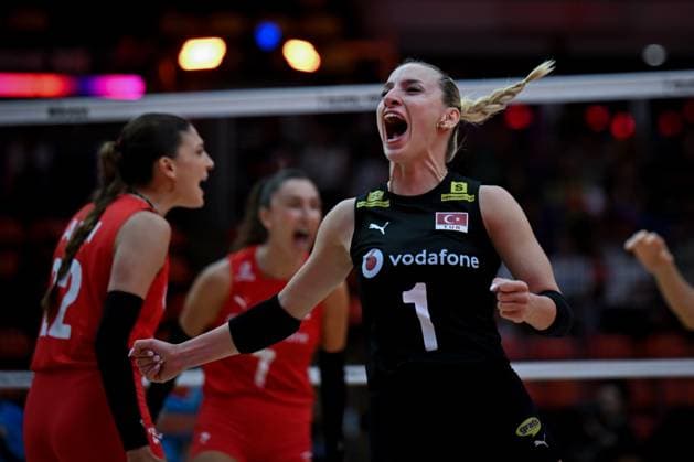 Turkiye v Slovenia - FIVB Women’s World Volleyball Championship BANGKOK, THAILAND - SEPTEMBER 01: Gizem Orge (1) of Turkiye celebrates after scoring a point during the FIVB Women’s World Volleyball Championship match between Turkiye and Slovenia at Huamark Indoor Stadium in Bangkok, Thailand, on September 01, 2025. Mustafa Hatipoglu Anadolu Banghok Thailand. Editorial use only. Please get in touch for any other usage.  Copyright: x2025xAnadoluxMustafaxHatipoglux